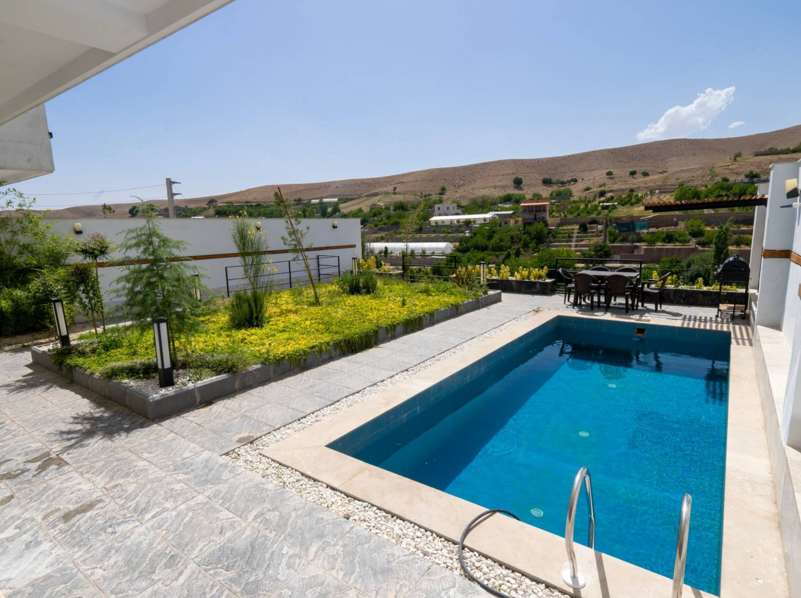 استخر و حیاط