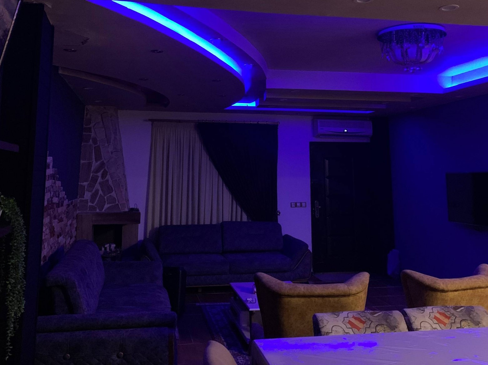 اتاق پذیرایی طبقه همکف