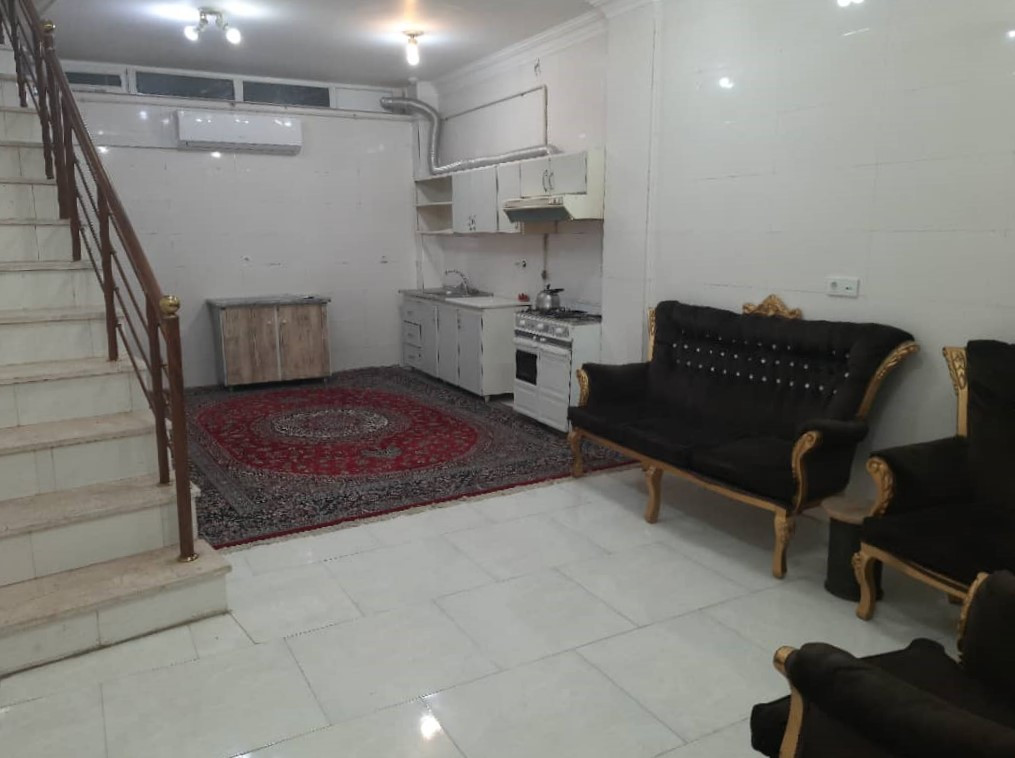 اتاق پذیرایی و آشپزخانه