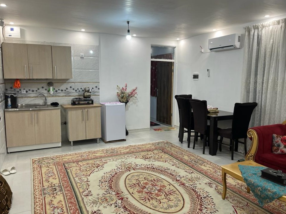 اتاق پذیرایی و آشپزخانه