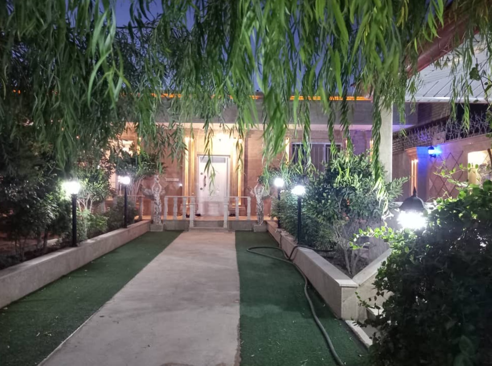 نمای اقامتگاه و حیاط