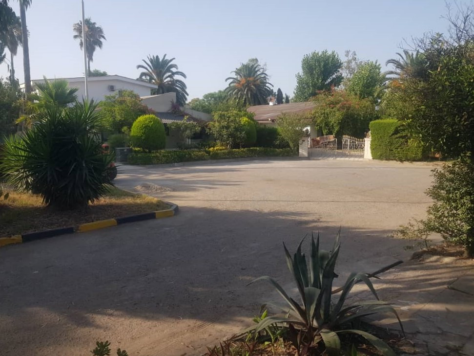 محوطه اطراف اقامتگاه