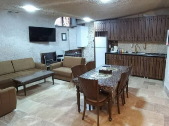 اتاق پذیرایی و آشپزخانه