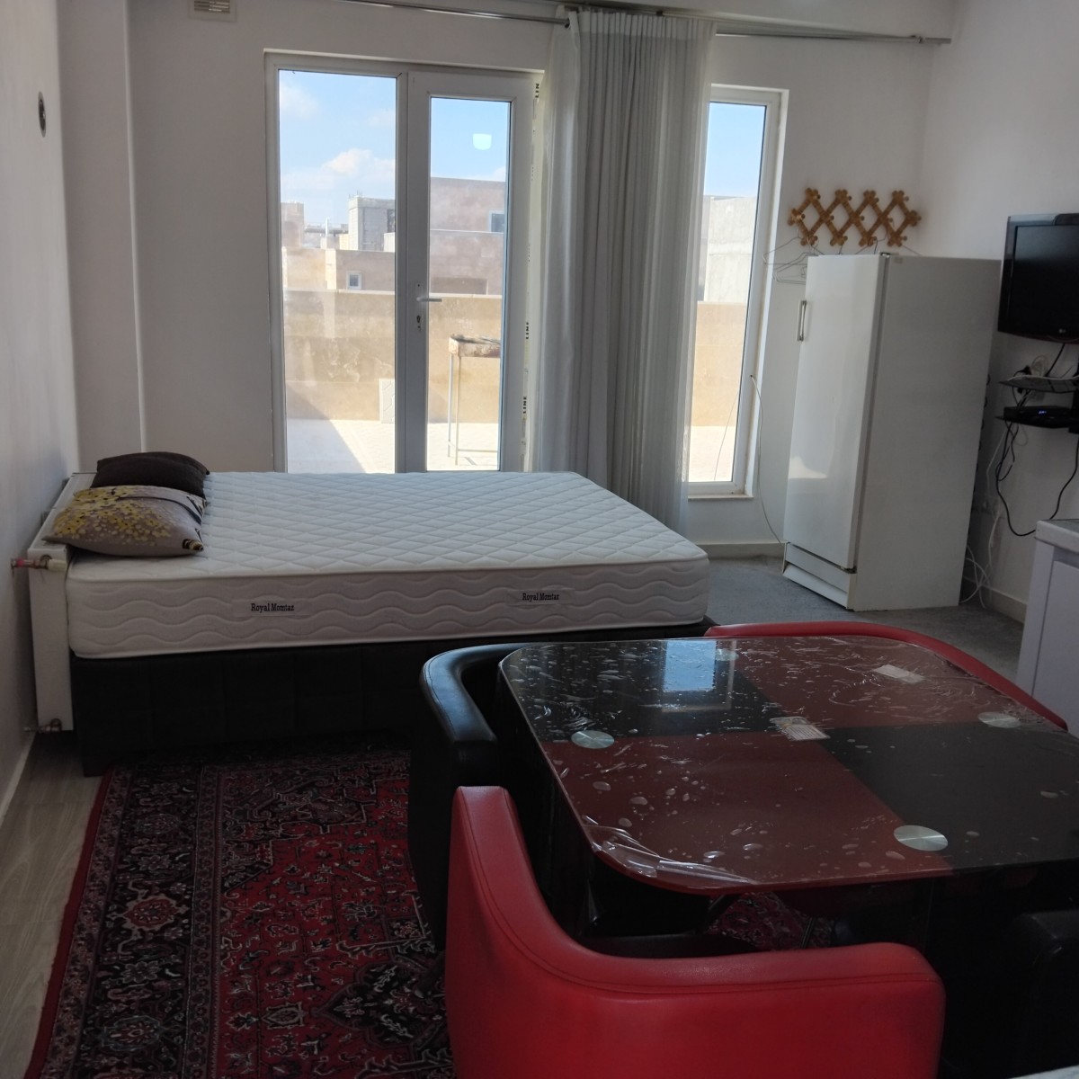 پذیرایی و اشپزخانه