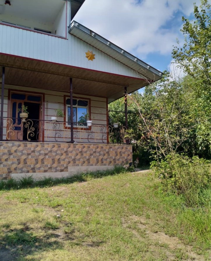 نمای اقامتگاه و حیاط