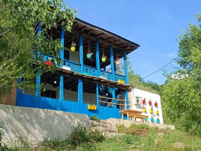 خانه سنتی دربست با چشم انداز رودخانه و کوهستان