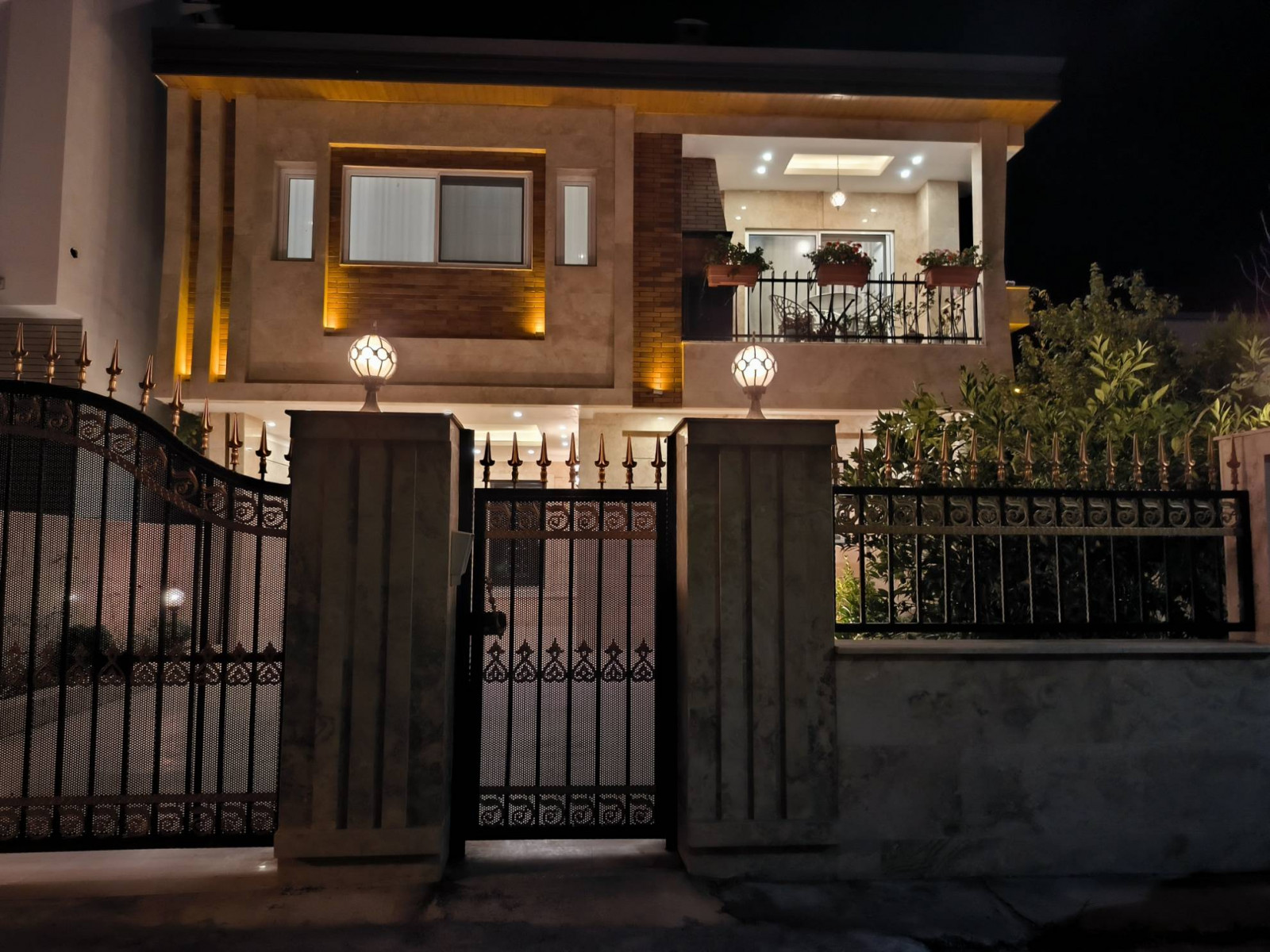 نمای بیرونی در شب