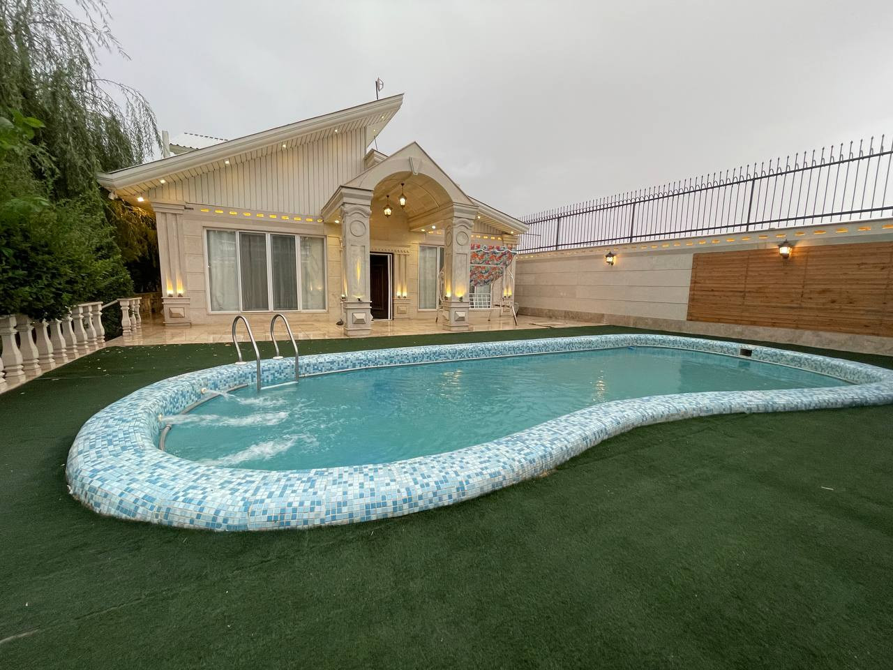 نمای اصلی استخر