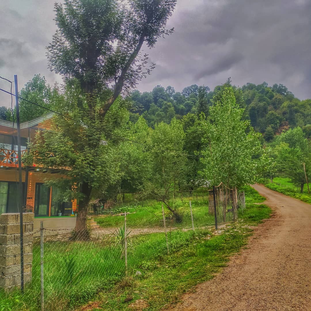 نمای کلبه از فاصله بیشتر