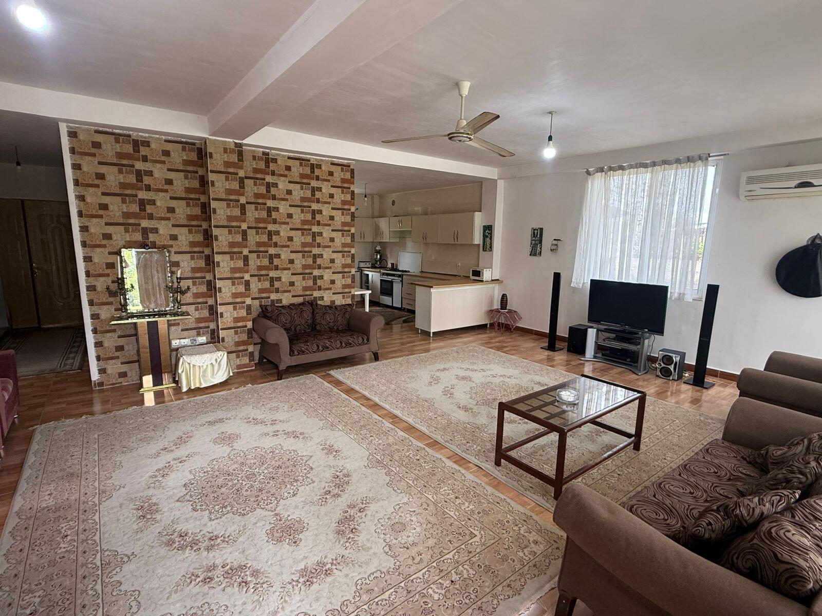 اتاق پذیرایی و آشپزخانه