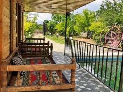 خانه ویلایی +دارای اتاقک چوبی در حیاط استخر رو باز