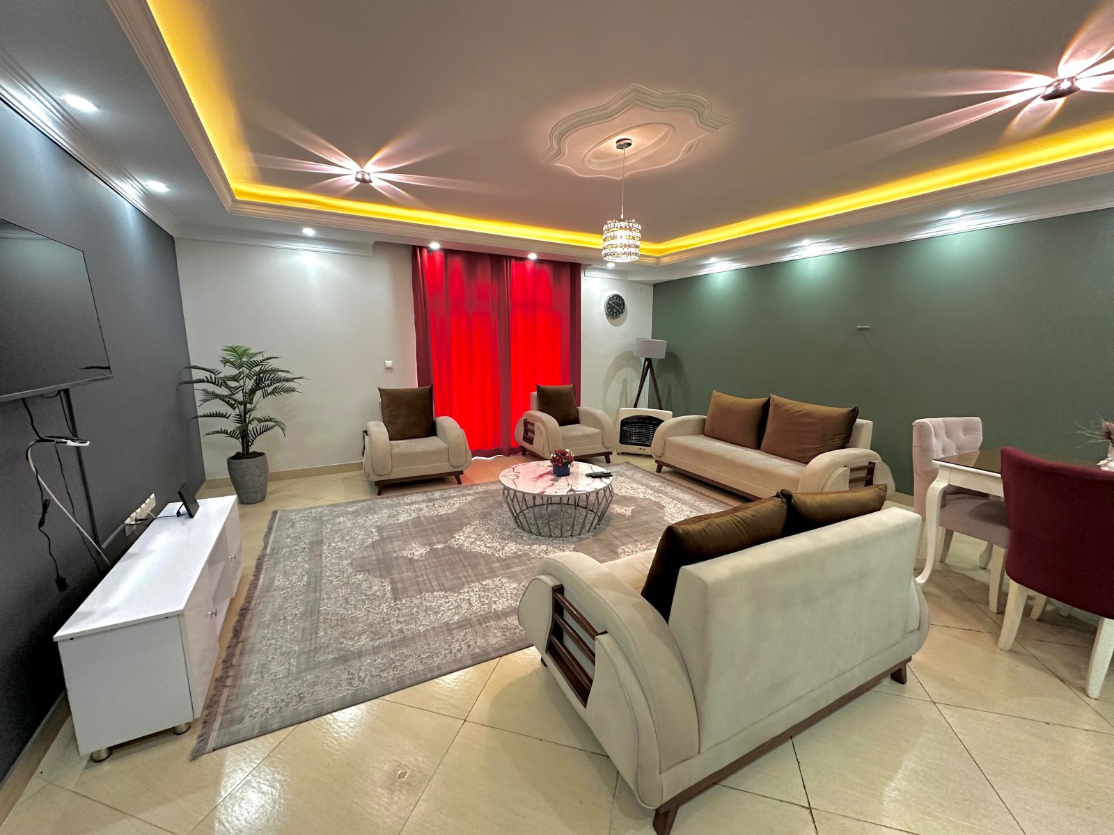 اتاق پذیرایی و آشپزخانه