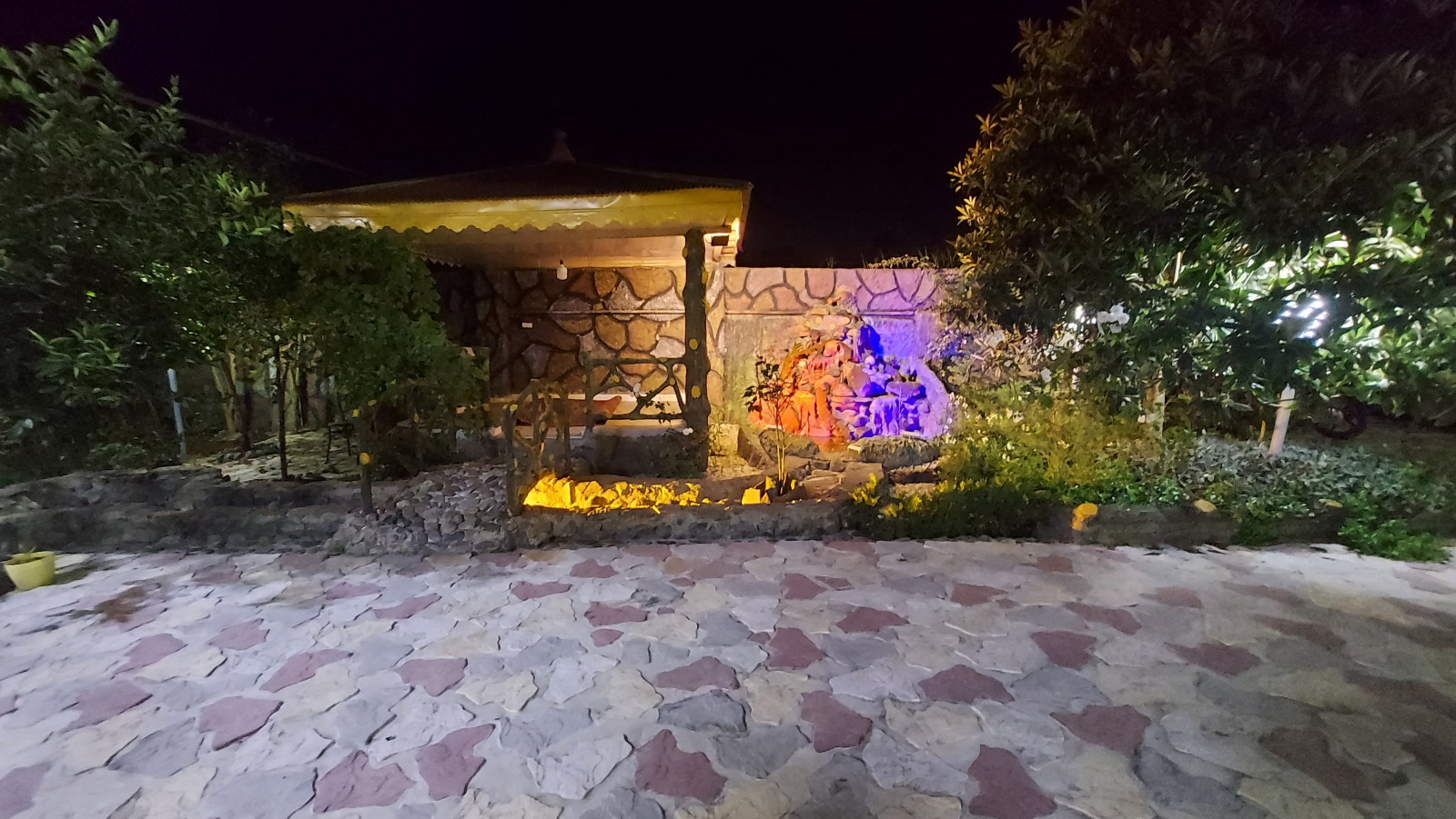 حیاط اقامتگاه حیاط اقامتگاه