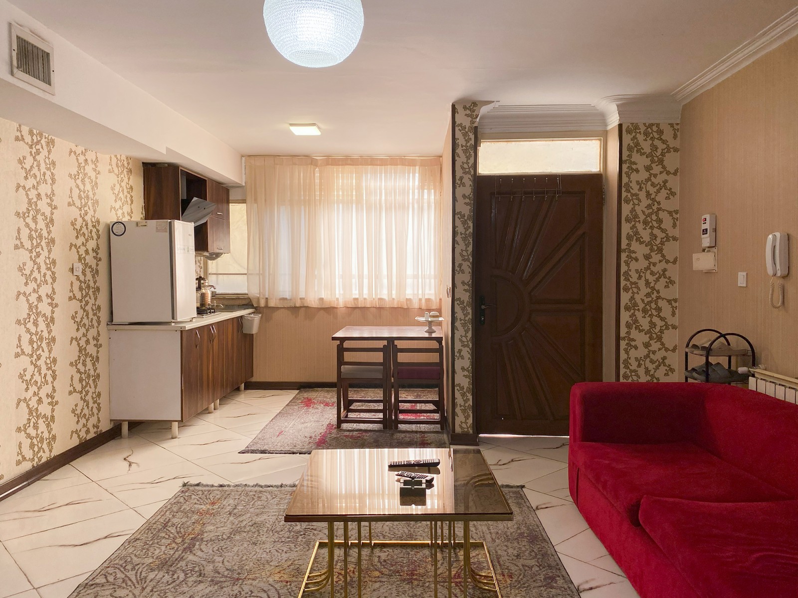 اتاق پذیرایی و آشپزخانه