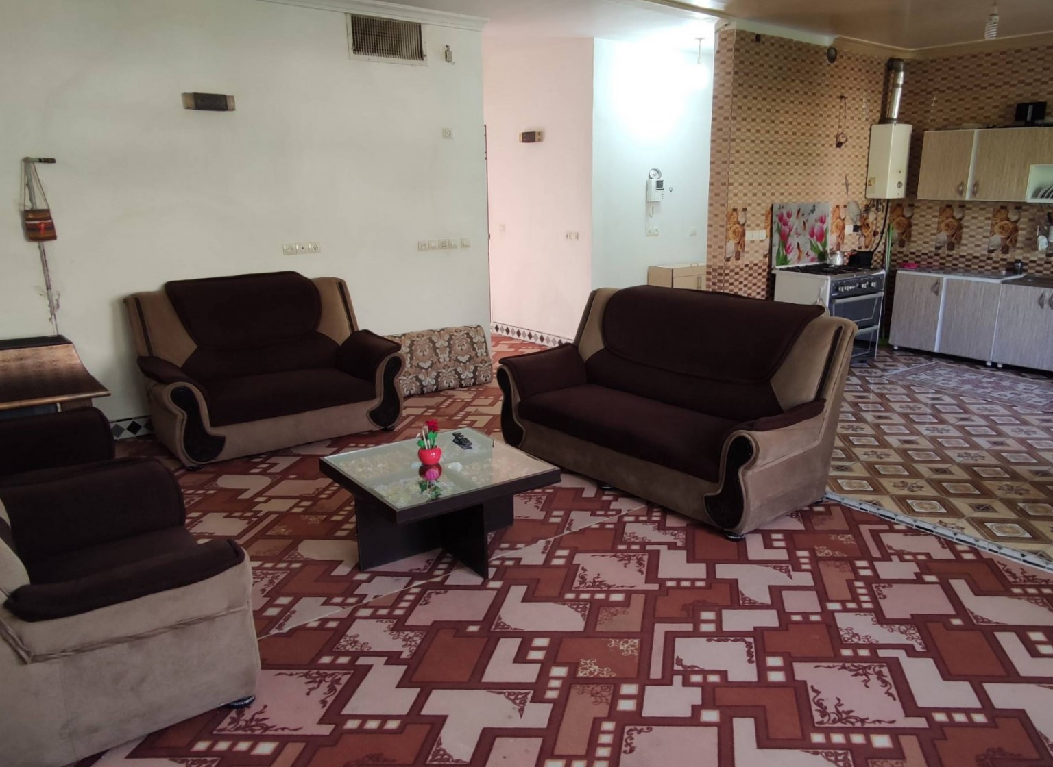 اتاق پذیرایی و آشپزخانه