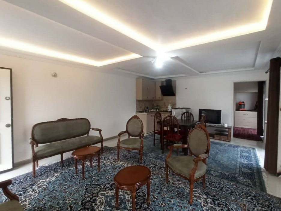 اتاق پذیرایی و آشپزخانه