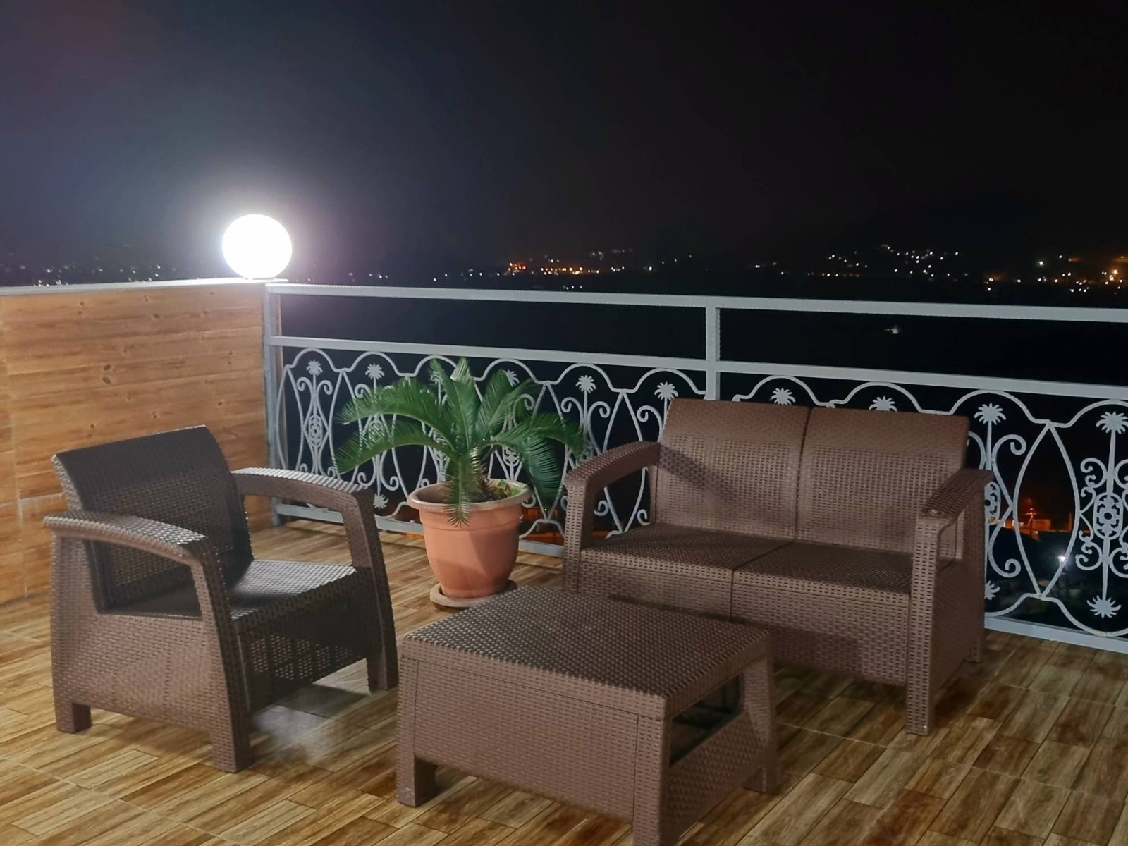 بام شیرگاه شب و روزش قشنگه بام شیرگاه شب و روزش قشنگه