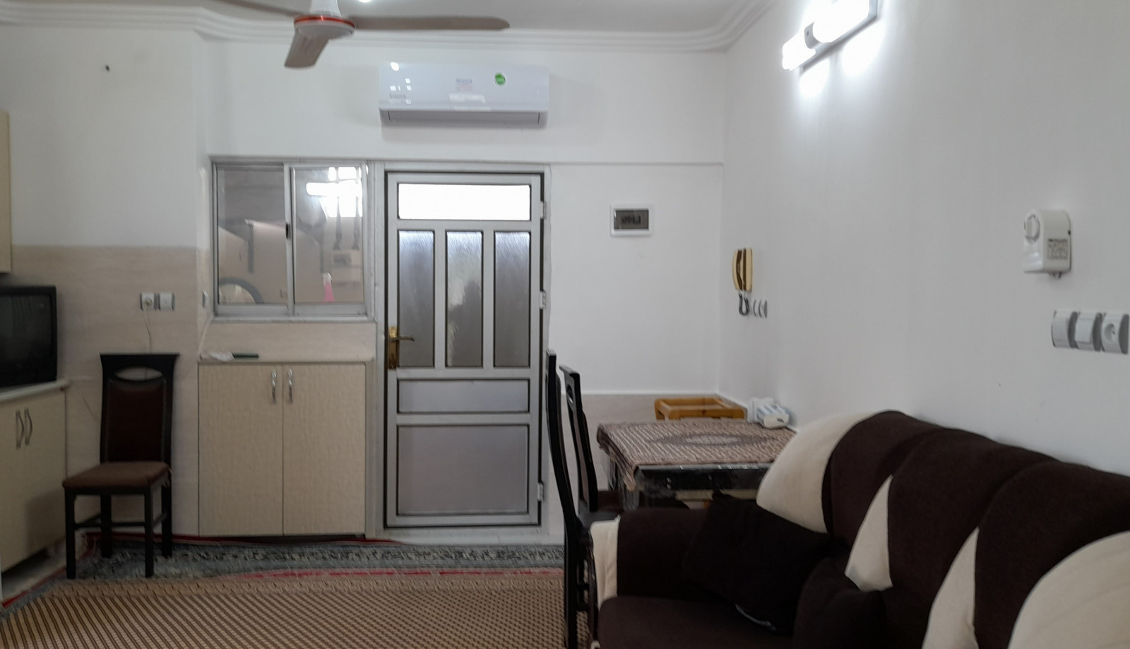 اتاق پذیرایی و آشپزخانه