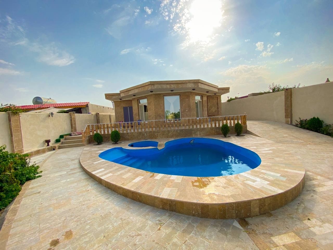 نمای ویلا بابلکن بزرگ وماشین رو نمای ویلا بابلکن بزرگ وماشین رو