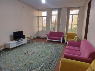 واحد دو خوابه با پنجره های بزرگ و آفتابگیر