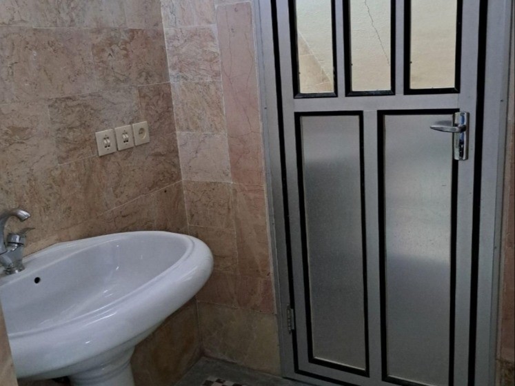 راهرو دستشویی دیوارها تمام سنگ