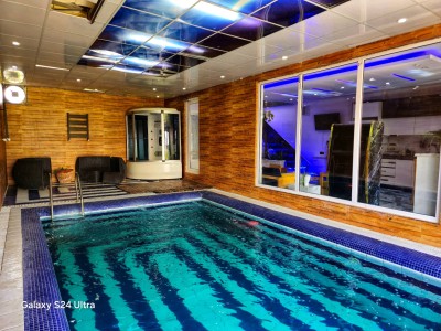 عمارت مدرن دوبلکس دو خوابه با استخر سرپوشیده