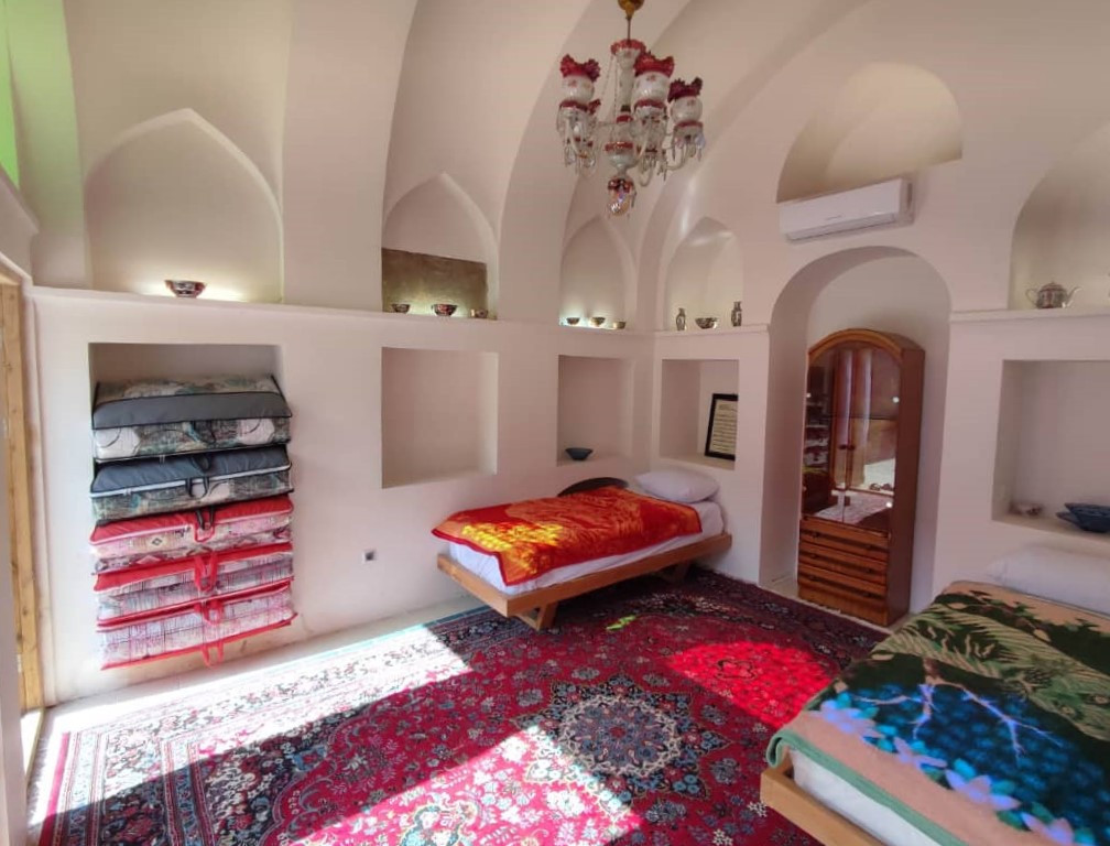 داخل اتاق " سه‌تار "