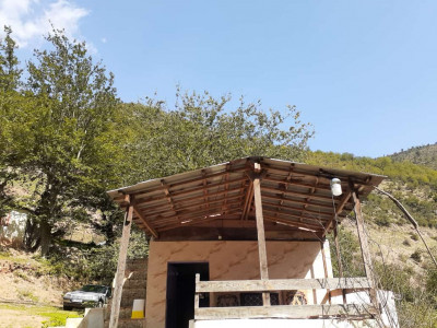 کلبه چوبی و سنگی کوهستان
