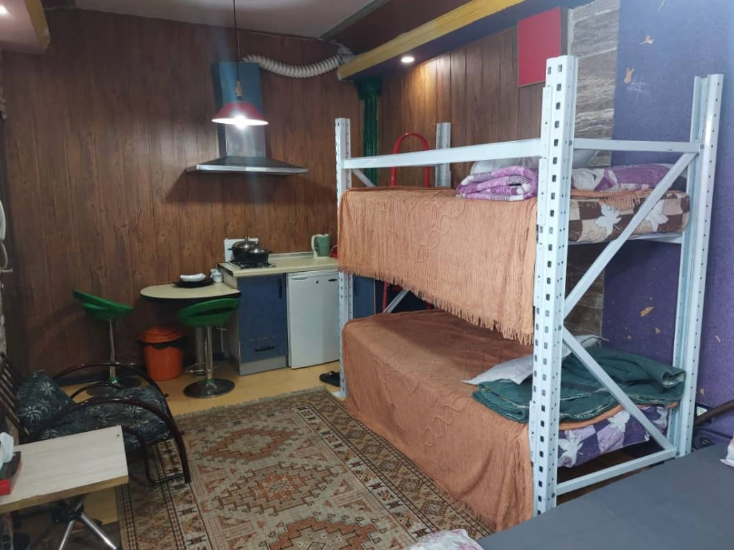 اتاق پذیرایی و آشپزخانه