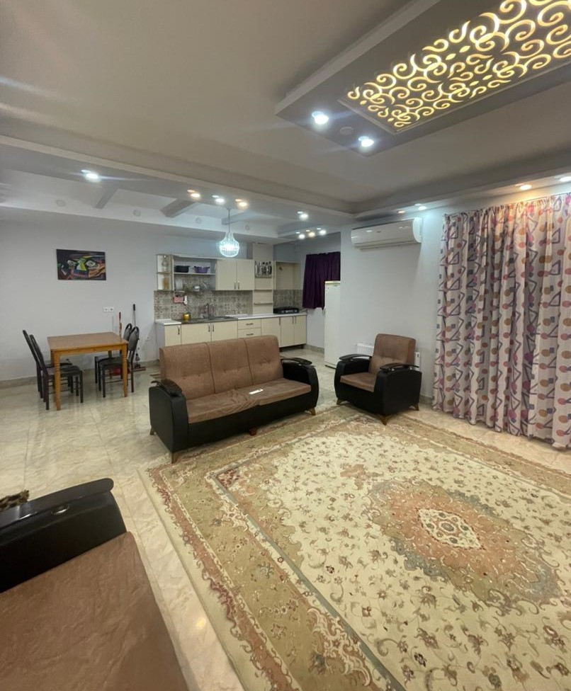 اتاق پذیرایی و آشپزخانه