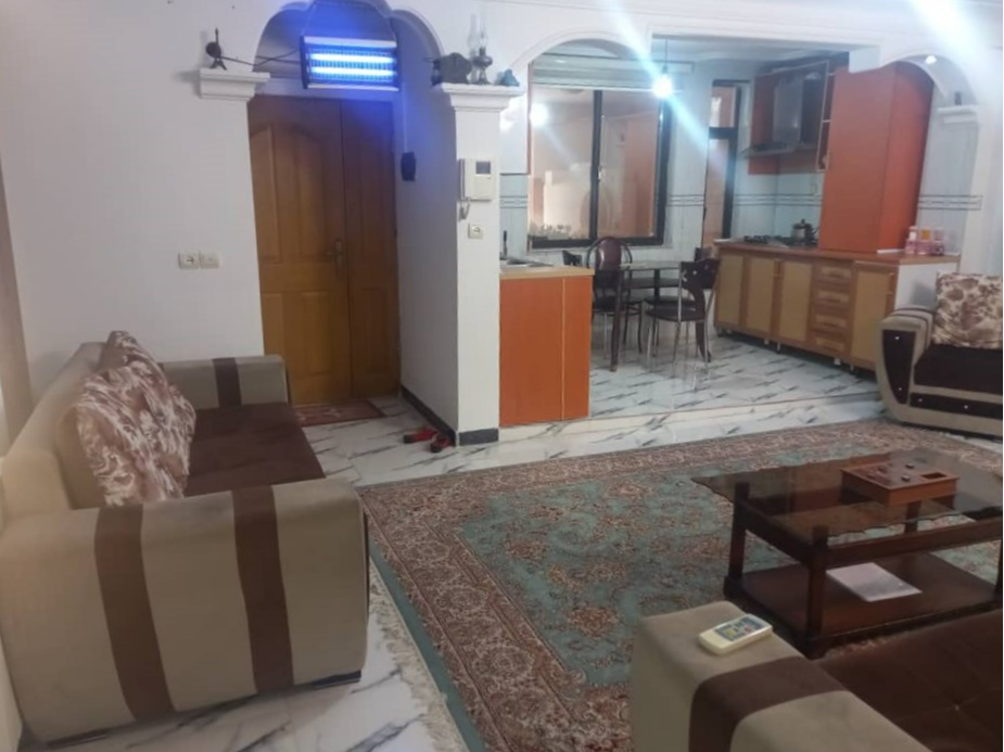 اتاق پذیرایی و آشپزخانه