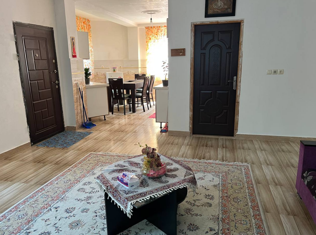 اتاق پذیرایی و آشپزخانه