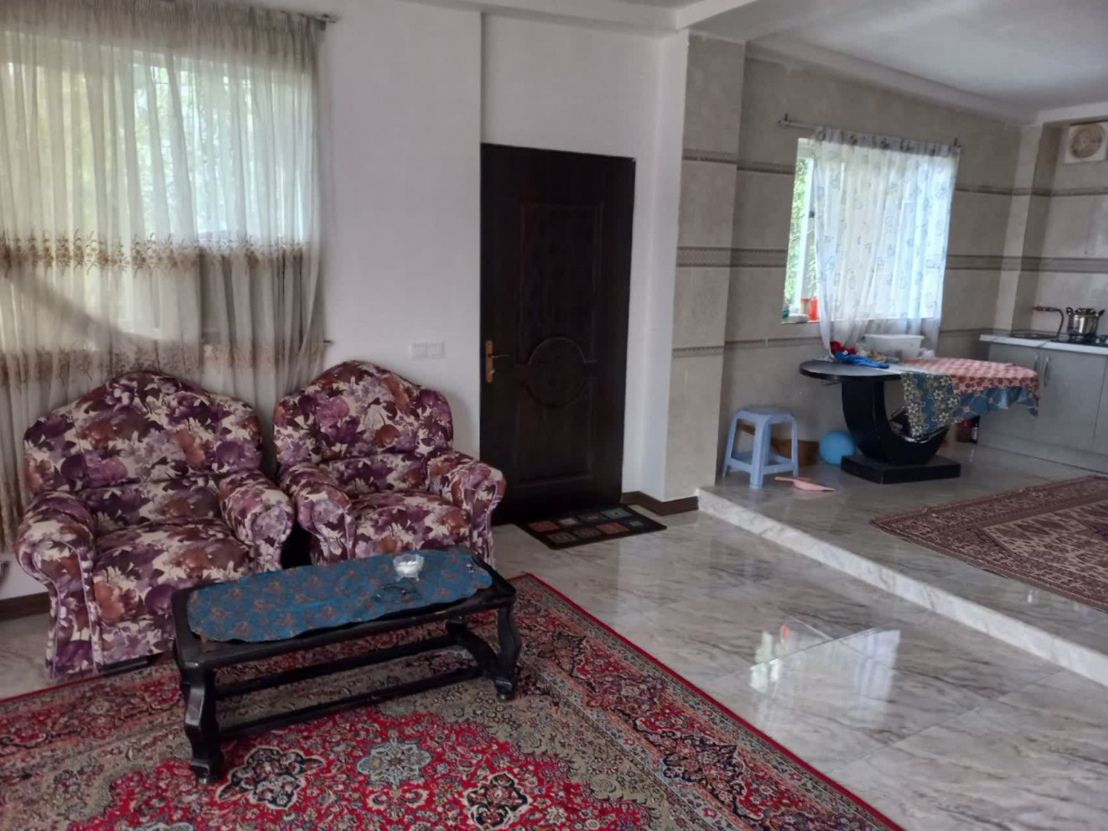 آشپزخانه و هال