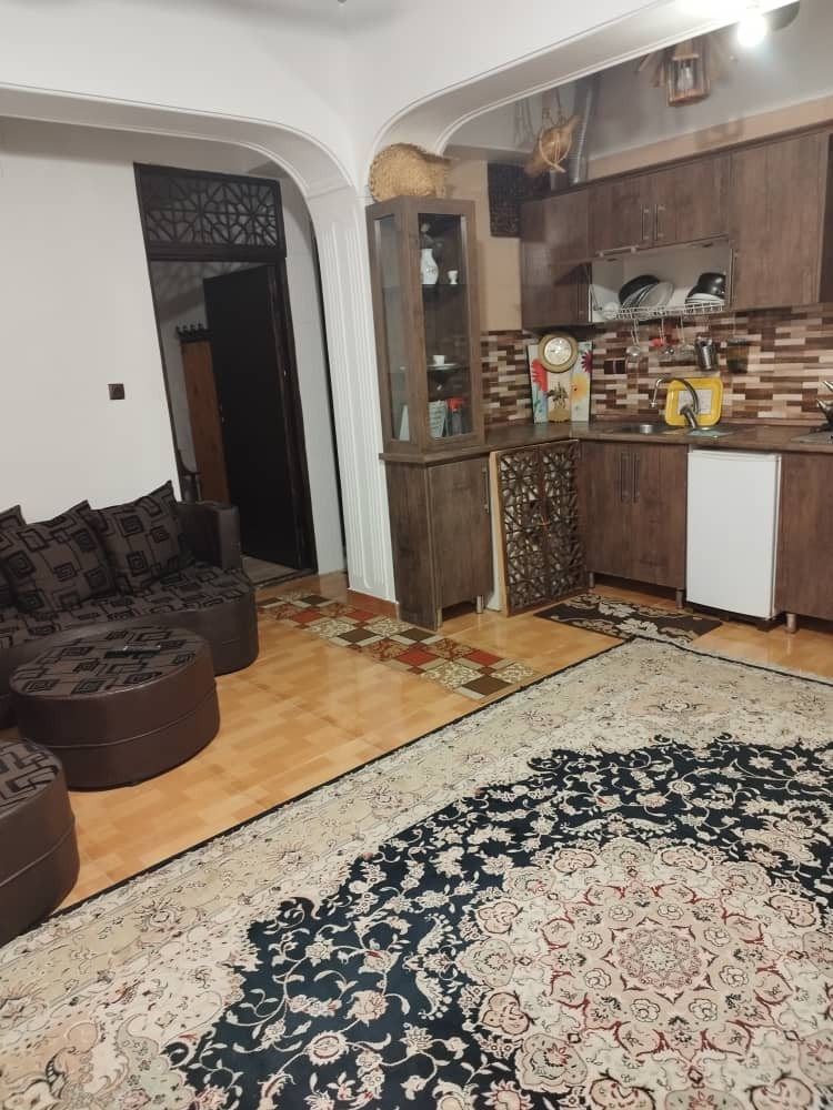 اتاق پذیرایی و آشپزخانه