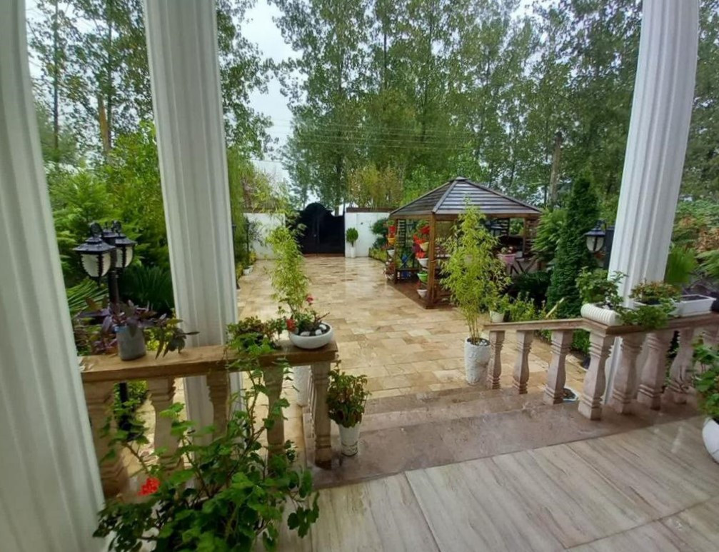 تراس و حیاط