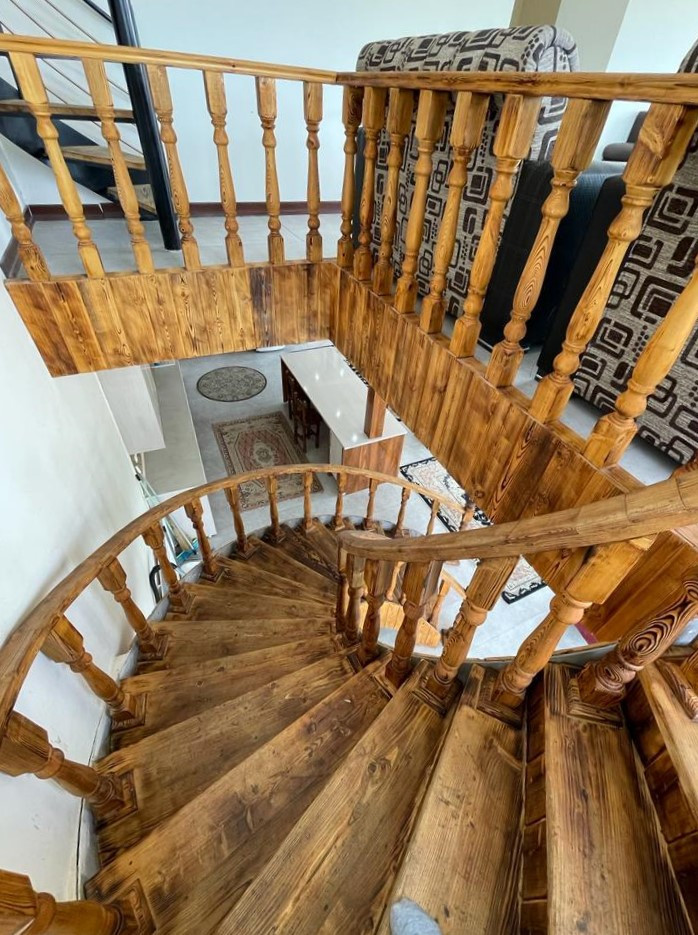 راهپله منتهی به طبقه اول راهپله منتهی به طبقه اول