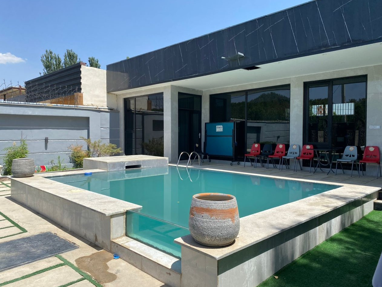 نمای اقامتگاه و استخر