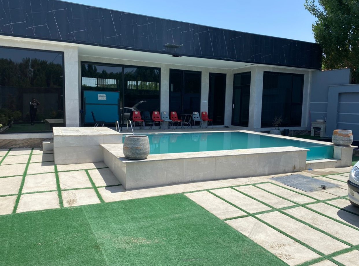 نمای اقامتگاه و استخر