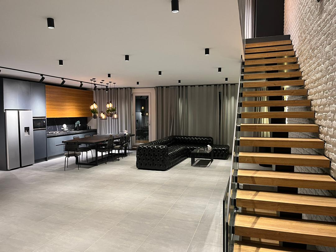 اتاق پذیرایی و راه پله اتاق پذیرایی و راه پله