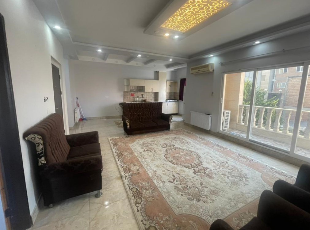 اتاق پذیرایی و آشپزخانه