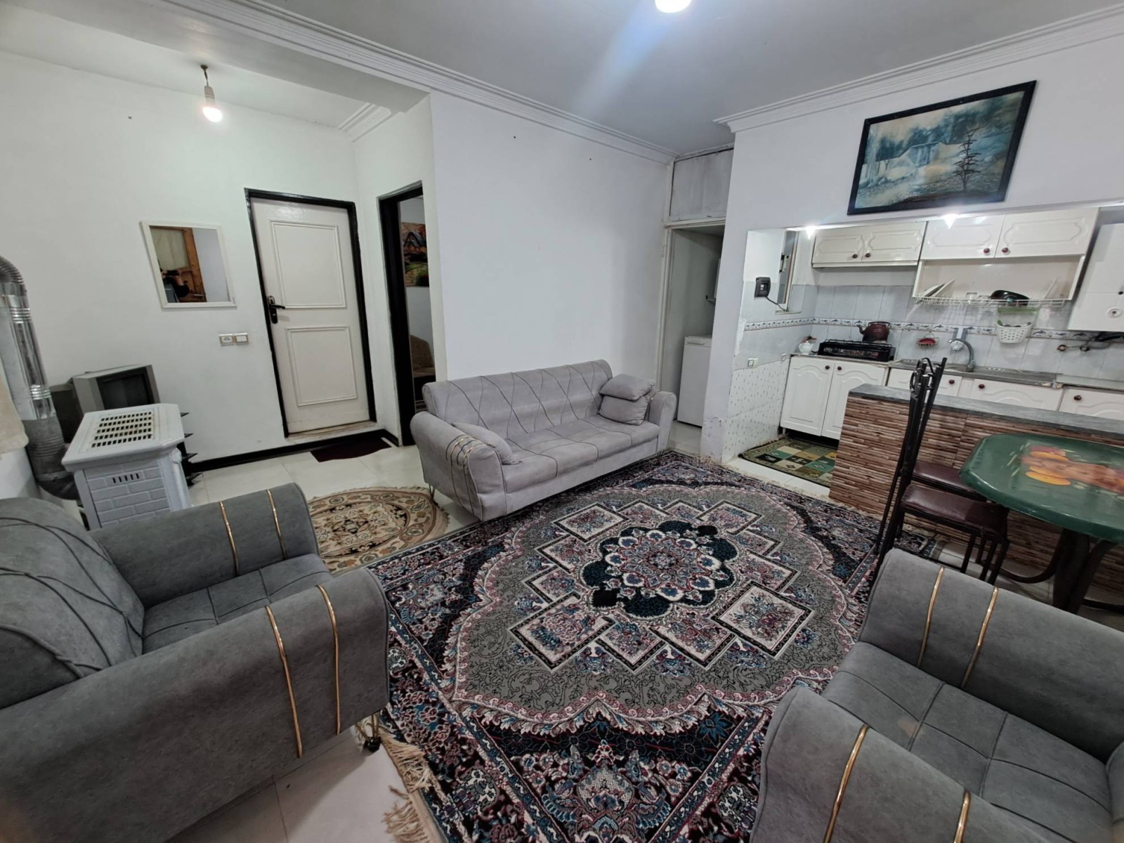 اتاق پذیرایی و آشپزخانه