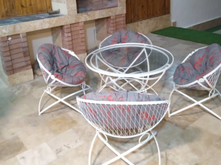 میز و صندلی داخل تراس