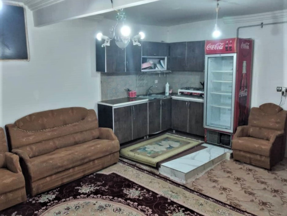 اتاق پذیرایی و آشپزخانه