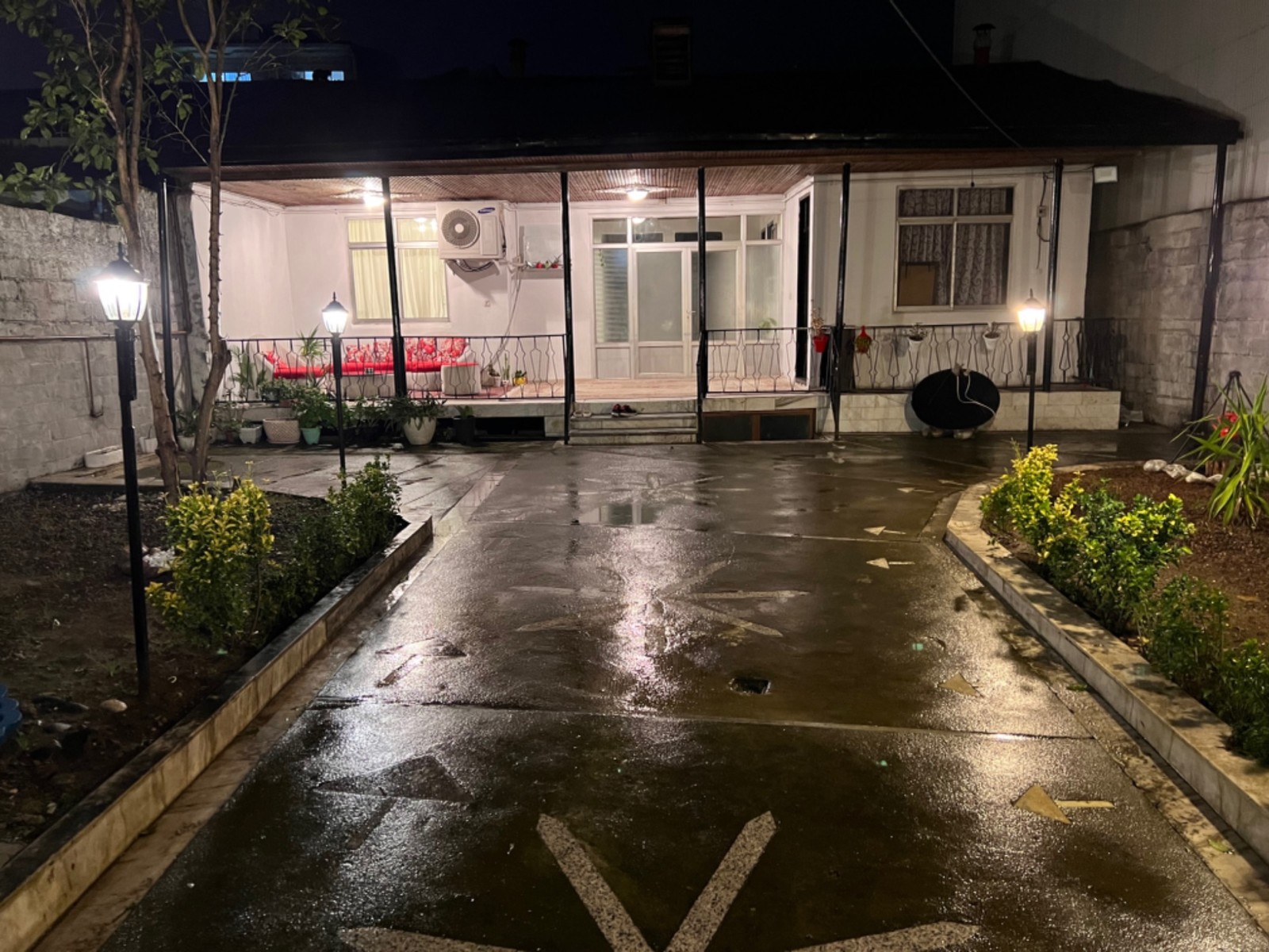 نمای اقامتگاه و حیاط