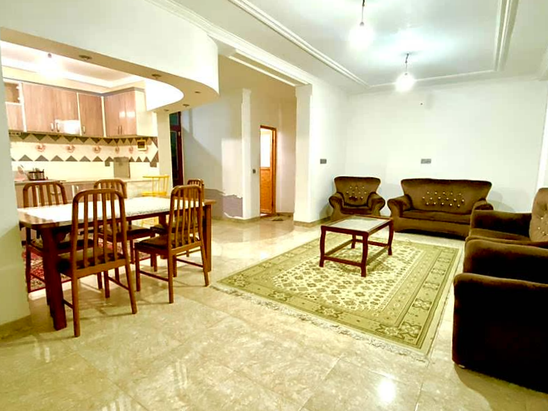 اتاق پذیرایی و آشپزخانه