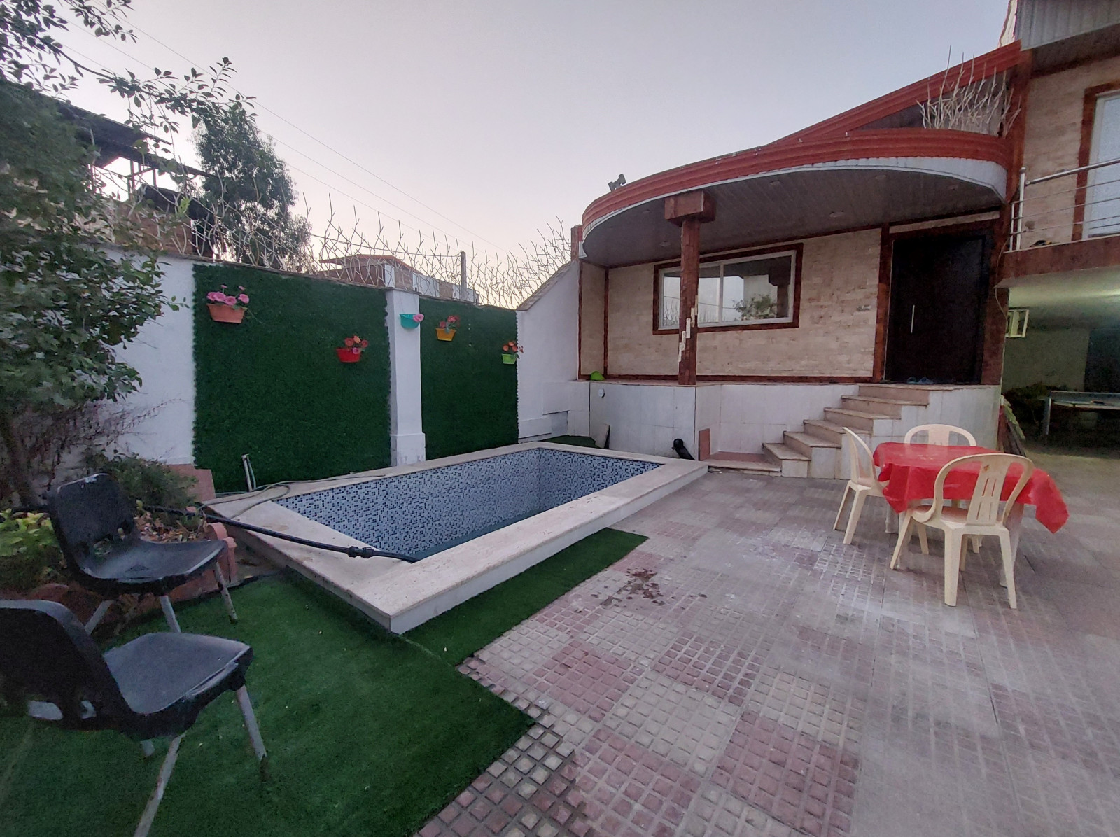 نمای اقامتگاه و استخر نمای اقامتگاه و استخر