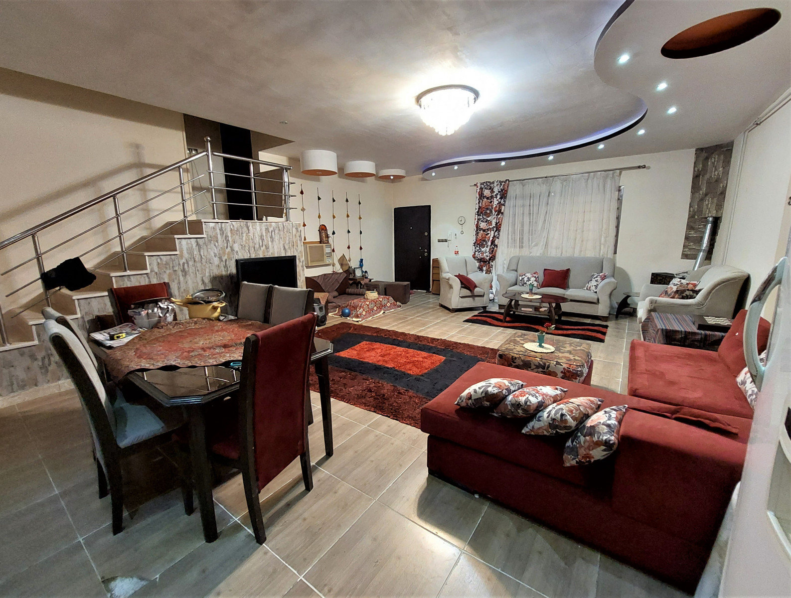 اتاق پذیرایی طبقه همکف