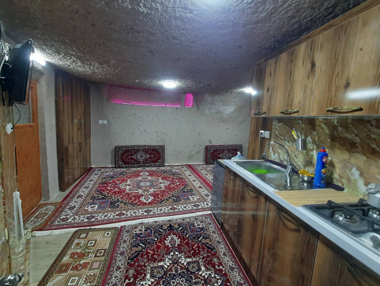 اتاق پذیرایی و آشپزخانه