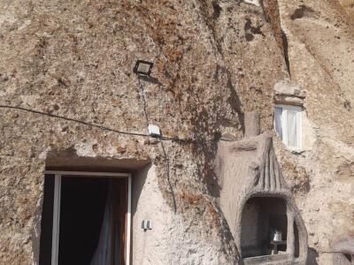 سوئیت صخره‌ای دنج ارسلان با چشم‌اندازی زیبا