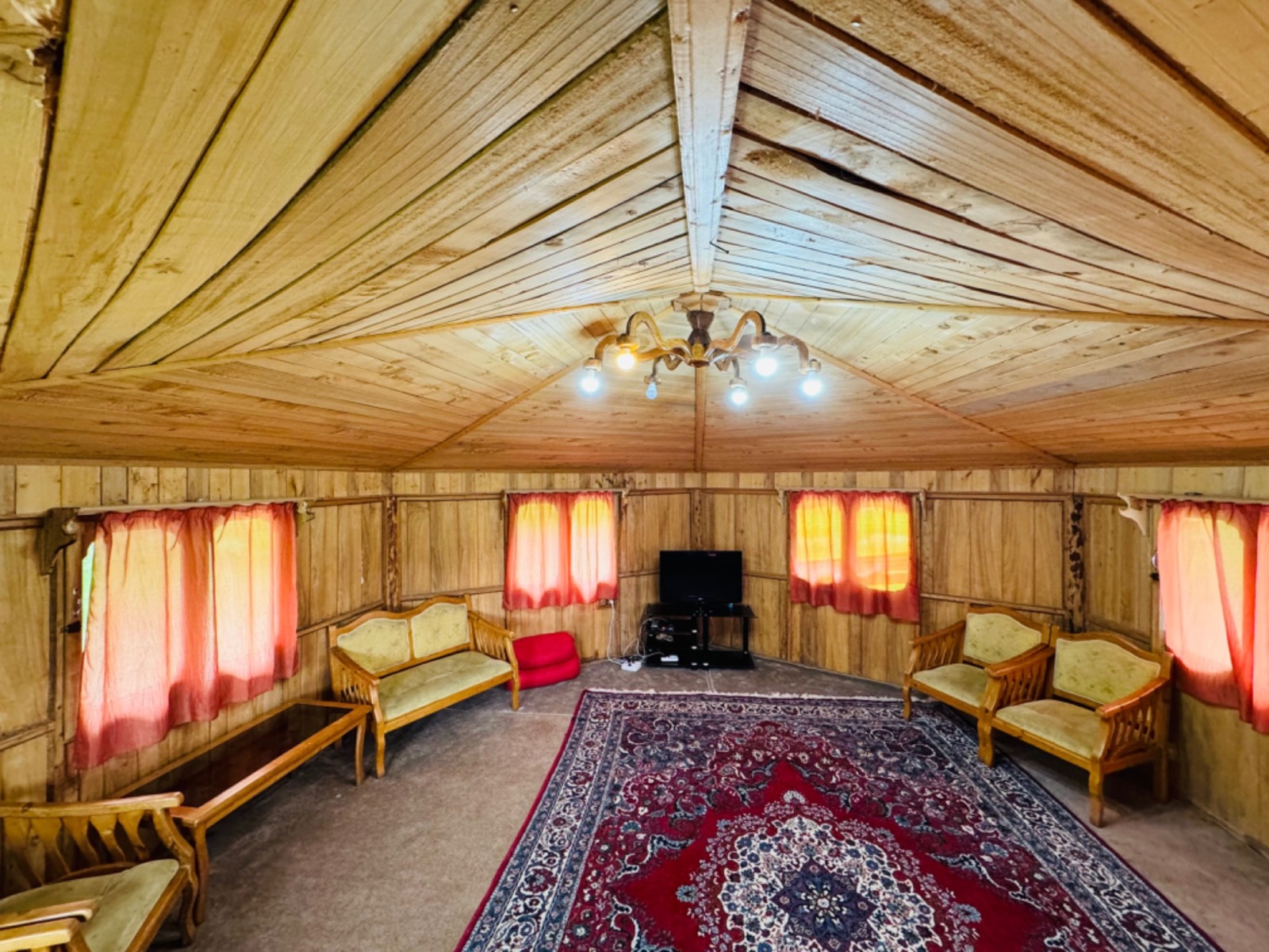 اتاق چوبی ۶ ضلعی طبقه بالا